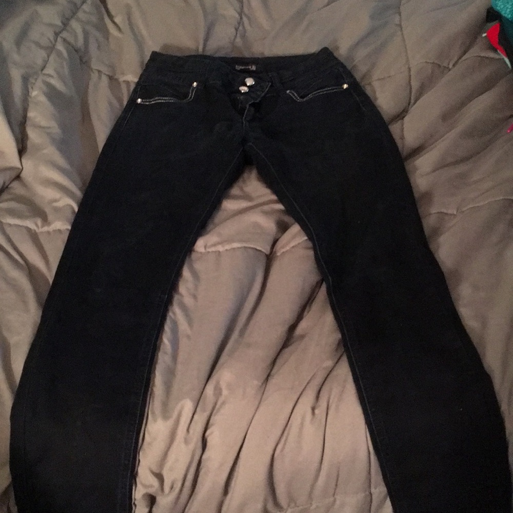 Very dark blue jeans